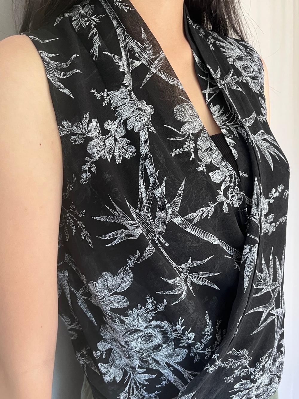 Aritzia Babaton 100% Silk Sleeveless Wrap Top Black Botanical Print Size M - Picture 8 of 8